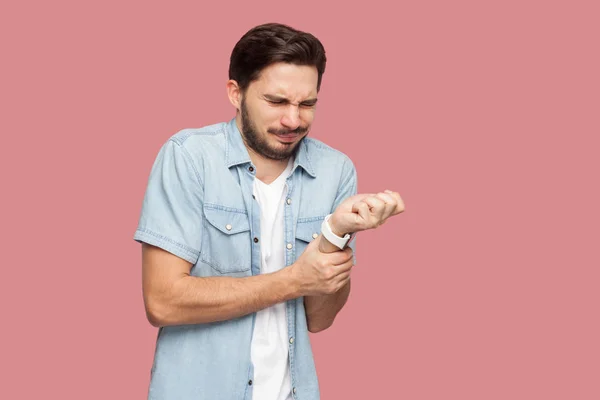 Malato Bello Barbuto Giovane Uomo Blu Stile Casual Camicia Piedi — Foto Stock