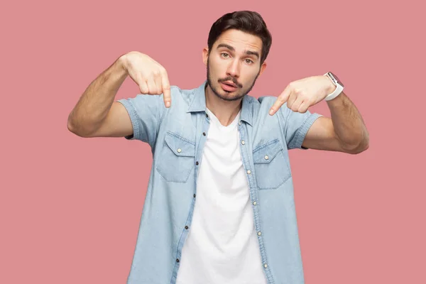 Serio Bello Barbuto Giovane Uomo Camicia Casual Blu Che Punta — Foto Stock