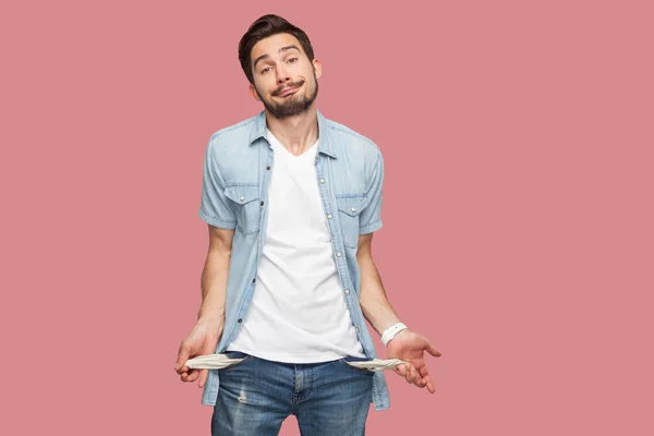 Triste Falido Barbudo Jovem Azul Casual Camisa Mostrando Bolso Vazio — Fotografia de Stock