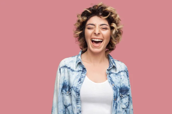 Happy Skratt Ung Kvinna Med Lockigt Frisyr Casual Blå Skjorta — Stockfoto