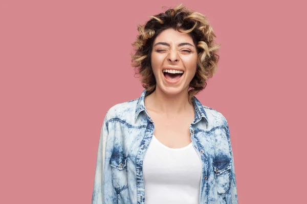 Gelukkig Lachen Jonge Vrouw Met Krullend Kapsel Casual Blauw Shirt — Stockfoto