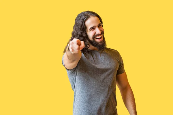 Joven Barbudo Feliz Con Pelo Largo Rizado Camiseta Gris Apuntando —  Fotos de Stock