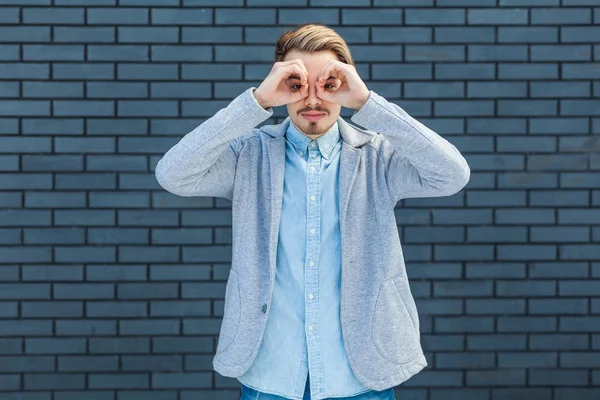 Sérieux Attentionné Beau Jeune Homme Blond Dans Style Décontracté Debout — Photo