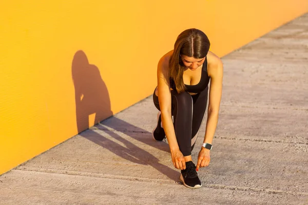 Ung attraktiv sportig kvinna klädd i svart sporwear på morgonen — Stockfoto