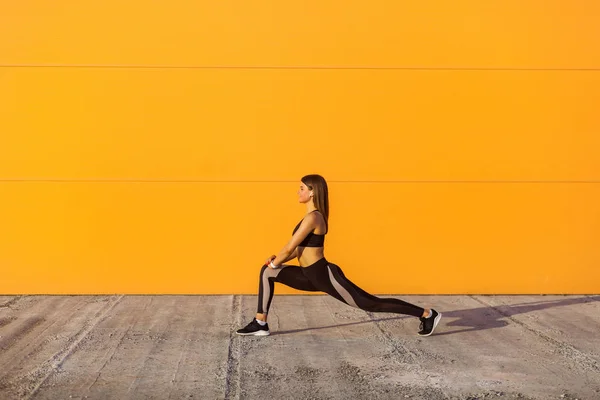 Ung Attraktiv Sportig Kvinna Klädd Svart Sportkläder Stretching Ben Och — Stockfoto