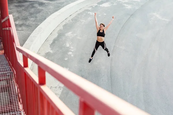 Bovenaanzicht Van Jonge Gelukkige Mooie Sportieve Vrouw Zwarte Sportkleding Staand — Stockfoto