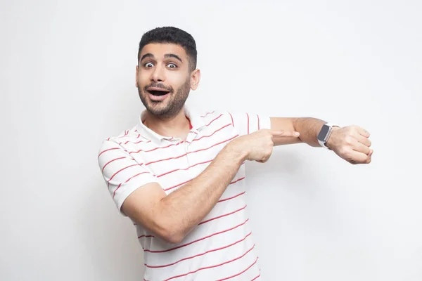 Asombrado Divertido Barbudo Joven Camiseta Rayada Apuntando Reloj Inteligente Mirando —  Fotos de Stock