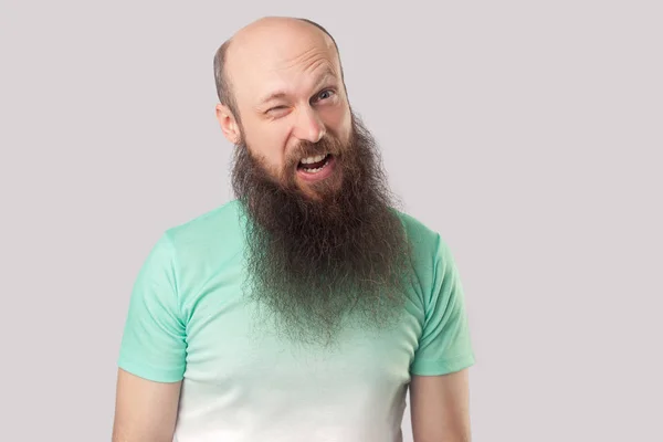 Funny Medelålders Skallig Man Med Långt Skägg Ljusgrön Shirt Blinkning — Stockfoto