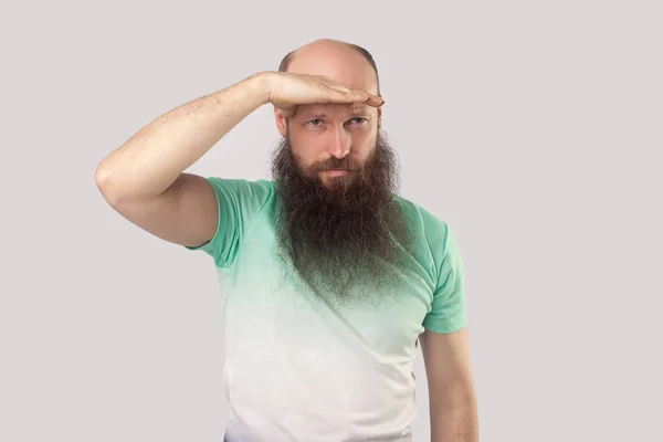 Atencioso Homem Careca Meia Idade Com Barba Longa Verde Claro — Fotografia de Stock