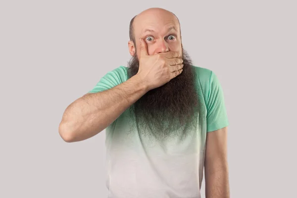 Șocat Bărbat Chel Vârstă Mijlocie Barbă Lungă Tricou Verde Deschis — Fotografie, imagine de stoc