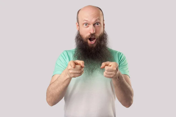 Överraskad Medelålders Skallig Man Med Långt Skägg Ljusgrön Shirt Som — Stockfoto