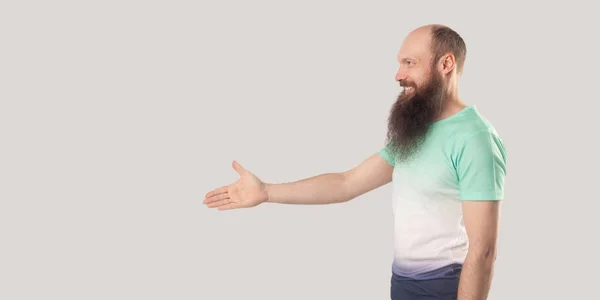 Zijaanzicht Van Gelukkige Tevreden Kale Baard Man Licht Groen Shirt — Stockfoto