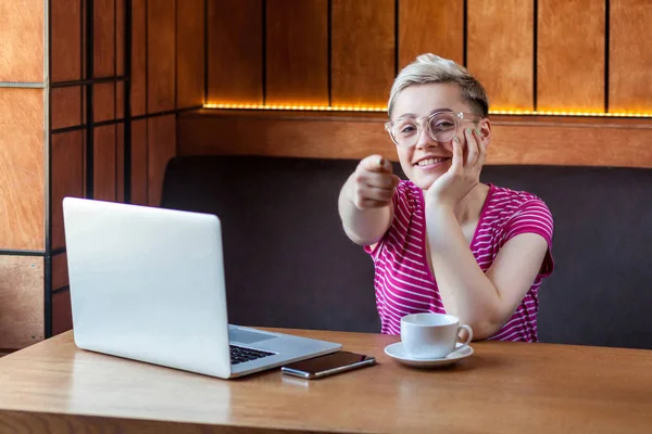 Dizüstü Bilgisayar Kamera Parmak Işaret Çalışırken Kafede Oturan Pembe Shirt — Stok fotoğraf