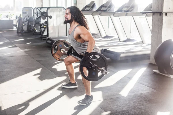 Seitenansicht Eines Jungen Erwachsenen Bodybuilders Mit Langen Lockigen Haaren Der — Stockfoto