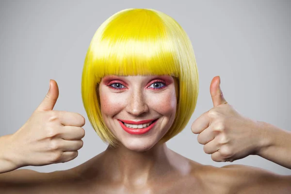 Retrato Bonito Feliz Satisfeito Jovem Com Sardas Maquiagem Vermelha Peruca — Fotografia de Stock