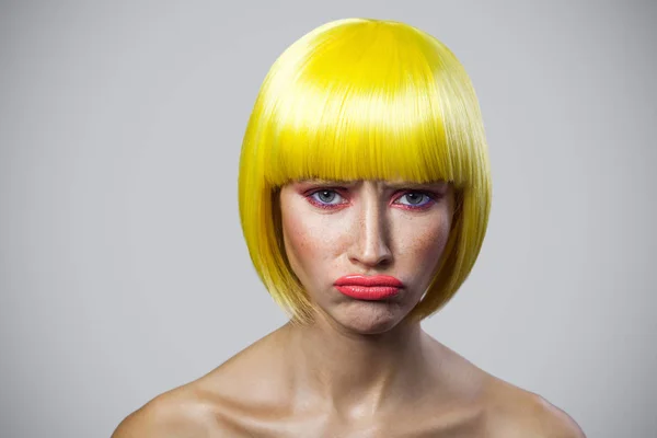 Retrato Infeliz Bonito Jovem Com Sardas Maquiagem Vermelha Peruca Amarela — Fotografia de Stock