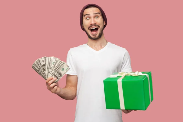 Retrato Hombre Joven Hipster Barbudo Guapo Sorprendido Camiseta Blanca Sombrero — Foto de Stock