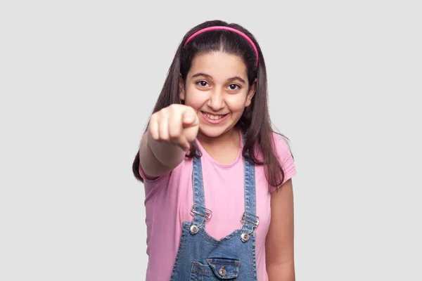 Portret Szczęśliwej Pięknej Brunetki Młoda Dziewczyna Różowym Shirt Niebieskie Denim — Zdjęcie stockowe