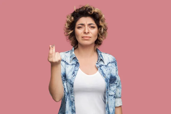 Retrato Uma Jovem Mulher Séria Com Penteado Encaracolado Camisa Azul — Fotografia de Stock