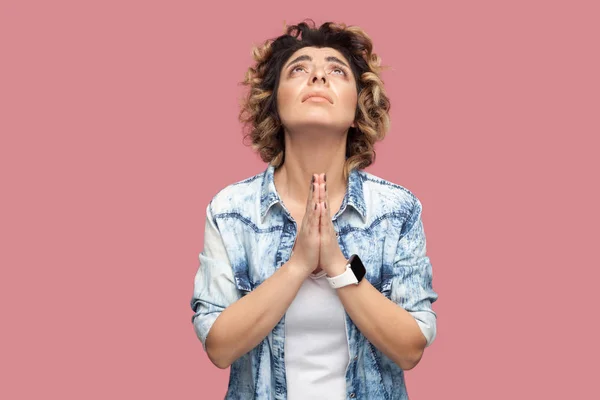 Portrait Jeune Femme Pleine Espoir Avec Une Coiffure Bouclée Chemise — Photo