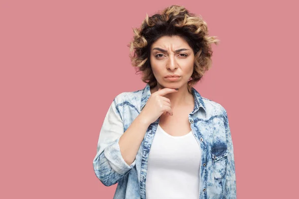 Retrato Una Joven Reflexiva Con Peinado Rizado Camisa Azul Casual — Foto de Stock