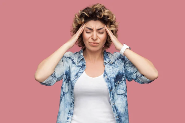 Retrato Una Triste Joven Con Pelo Rizado Una Camisa Azul —  Fotos de Stock