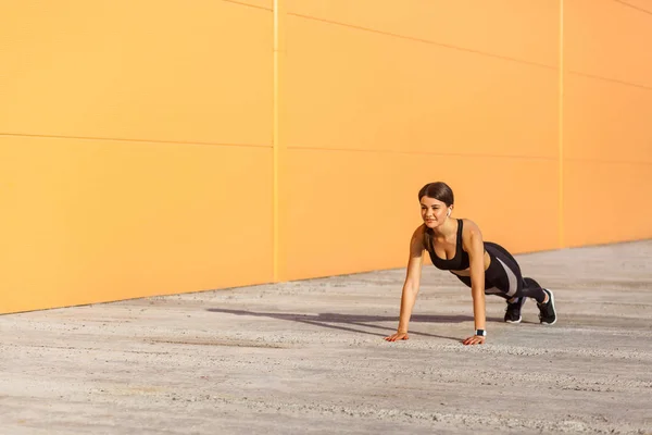 Zijaanzicht Van Gespierde Sportieve Sterke Jonge Atletische Vrouw Zwarte Sportswear — Stockfoto