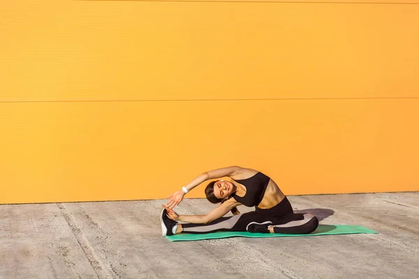 Giovane Donna Che Pratica Yoga Facendo Testa Ruotata Ginocchio Esercizio — Foto Stock