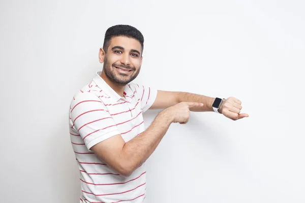 Feliz Joven Barbudo Guapo Camiseta Rayas Mostrando Reloj Inteligente Mirando — Foto de Stock