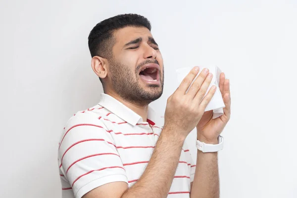 Enfermo Barbudo Joven Camiseta Rayas Sosteniendo Tejido Estornudos Aislado Sobre — Foto de Stock