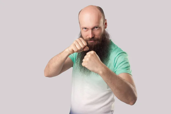 Serio Hombre Calvo Mediana Edad Con Barba Larga Camiseta Verde —  Fotos de Stock