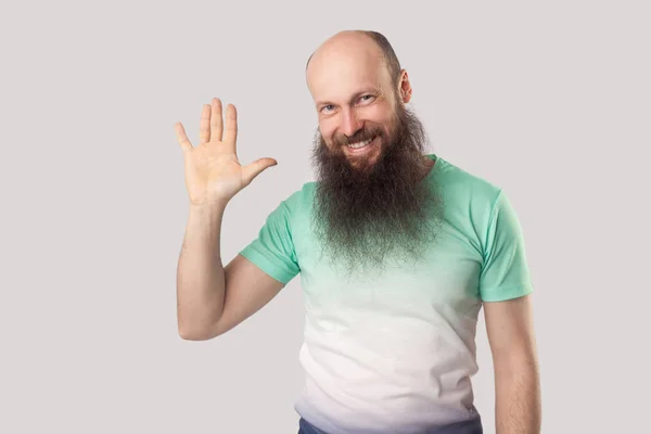 Feliz Hombre Calvo Mediana Edad Con Barba Larga Camiseta Verde —  Fotos de Stock