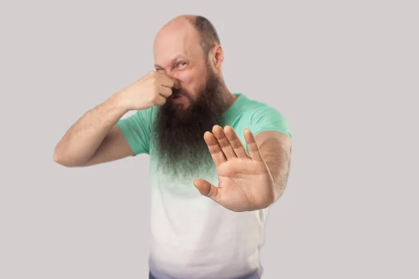 Verwirrter Mann Mittleren Alters Mit Glatze Und Langem Bart Hellgrünem — Stockfoto
