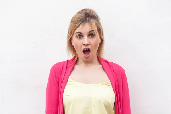 Retrato Impactada Hermosa Rubia Joven Con Camisa Amarilla Blusa Roja — Foto de Stock