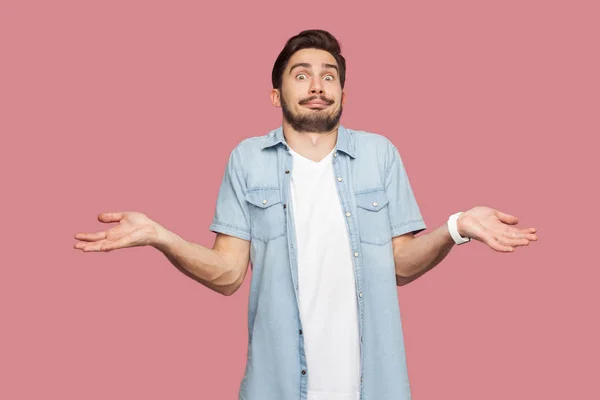 Jovem Barbudo Bonito Confuso Azul Camisa Estilo Casual Com Braços — Fotografia de Stock