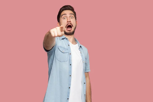 Impactada Guapo Barbudo Joven Azul Casual Estilo Camisa Apuntando Mirando — Foto de Stock