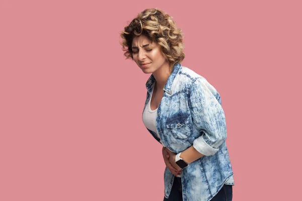 Boční Pohled Rozrušená Mladá Žena Kudrnatými Účesu Příležitostných Modrých Košili — Stock fotografie