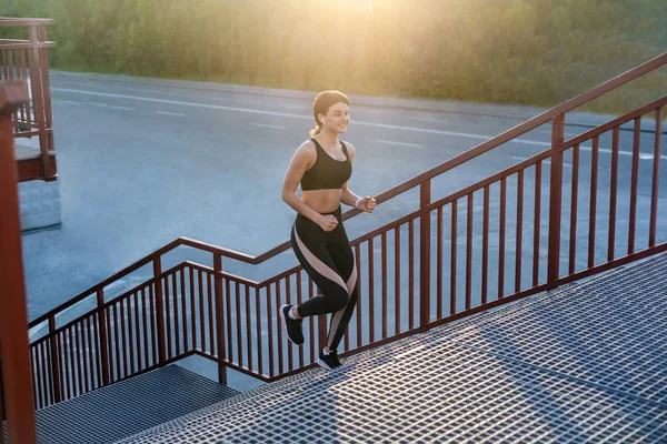 Mujer Hermosa Delgada Atlética Joven Ropa Deportiva Moda Negra Corriendo — Foto de Stock