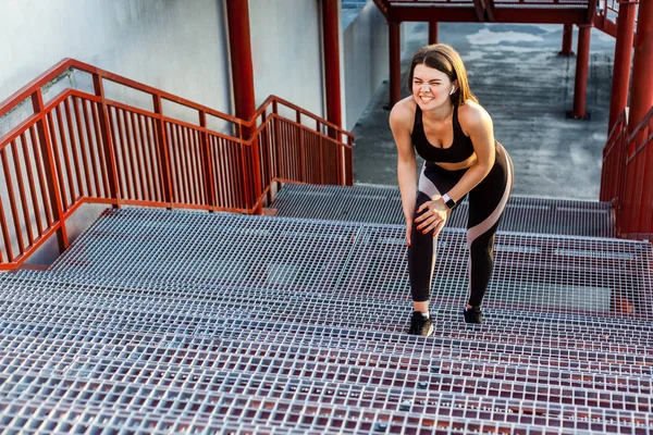 Joven Mujer Deportiva Ropa Deportiva Negro Pie Las Escaleras Sensación — Foto de Stock