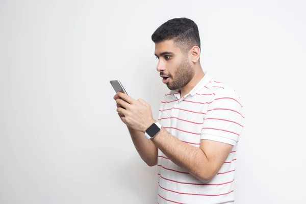 Şok Yakışıklı Blogger Genç Yetişkin Adam Beyaz Shirt Akıllı Telefon — Stok fotoğraf