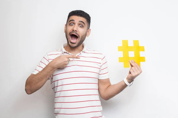 Homem Adulto Jovem Positivo Shirt Que Aponta Com Dedo Grande — Fotografia de Stock