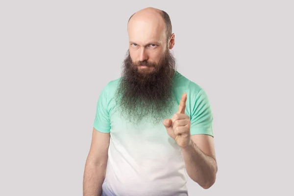 Allvarlig Bossy Medelålders Skallig Man Med Långt Skägg Ljusgrön Shirt — Stockfoto