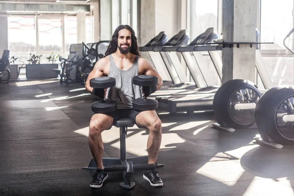 Jeune Athlète Adulte Musclé Construit Beau Avec Longs Cheveux Bouclés — Photo