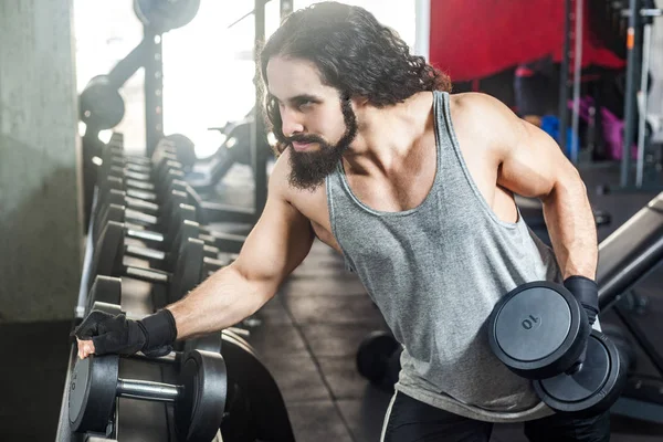 Spor Salonunda Pazı Için Egzersizler Yaparken Uzun Kıvırcık Saçlı Kendinden — Stok fotoğraf