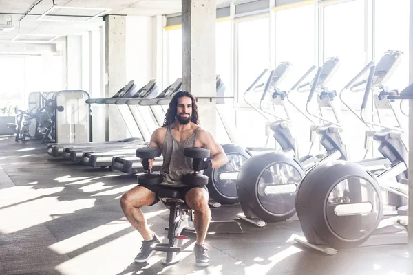 Jovem Adulto Musculoso Construído Atleta Bonito Com Cabelos Longos Encaracolados — Fotografia de Stock