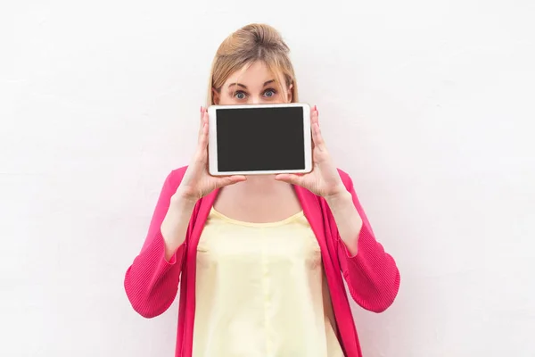 Sorpreso Bella Giovane Donna Camicetta Rosa Tenendo Tablet Mentre Copre — Foto Stock