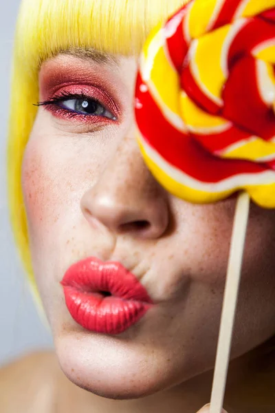 Retrato Belleza Una Linda Mujer Joven Con Pecas Maquillaje Rojo —  Fotos de Stock