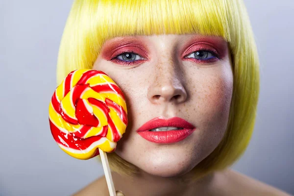 Retrato Beleza Jovem Bonita Com Sardas Maquiagem Vermelha Peruca Amarela — Fotografia de Stock