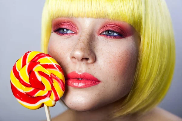 Retrato Belleza Una Linda Joven Con Pecas Maquillaje Rojo Peluca —  Fotos de Stock