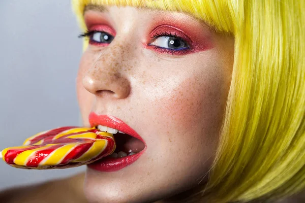 Retrato Beleza Uma Jovem Bonita Com Sardas Maquiagem Vermelha Peruca — Fotografia de Stock